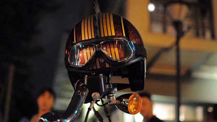 摩托车 头盔 和 goggles placed on a motorcycle h和lebar